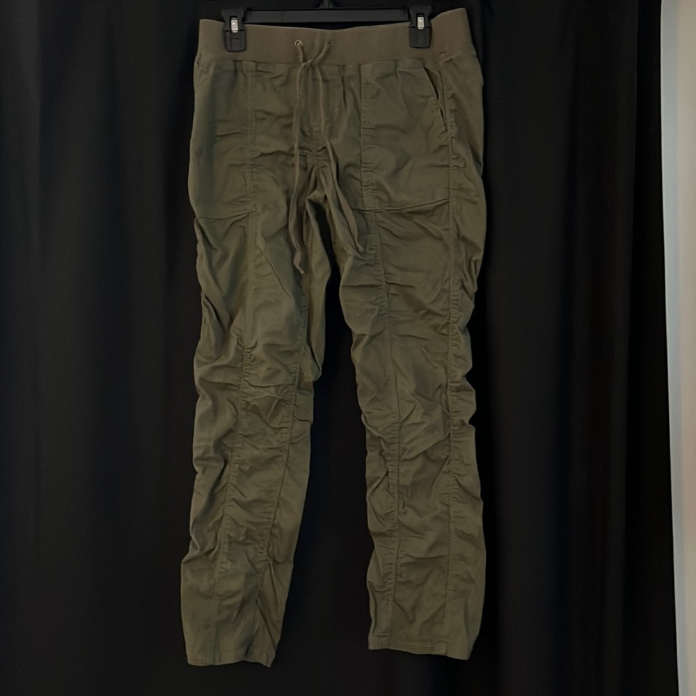 Army green cargo scrunch pant. Cropped like jogger